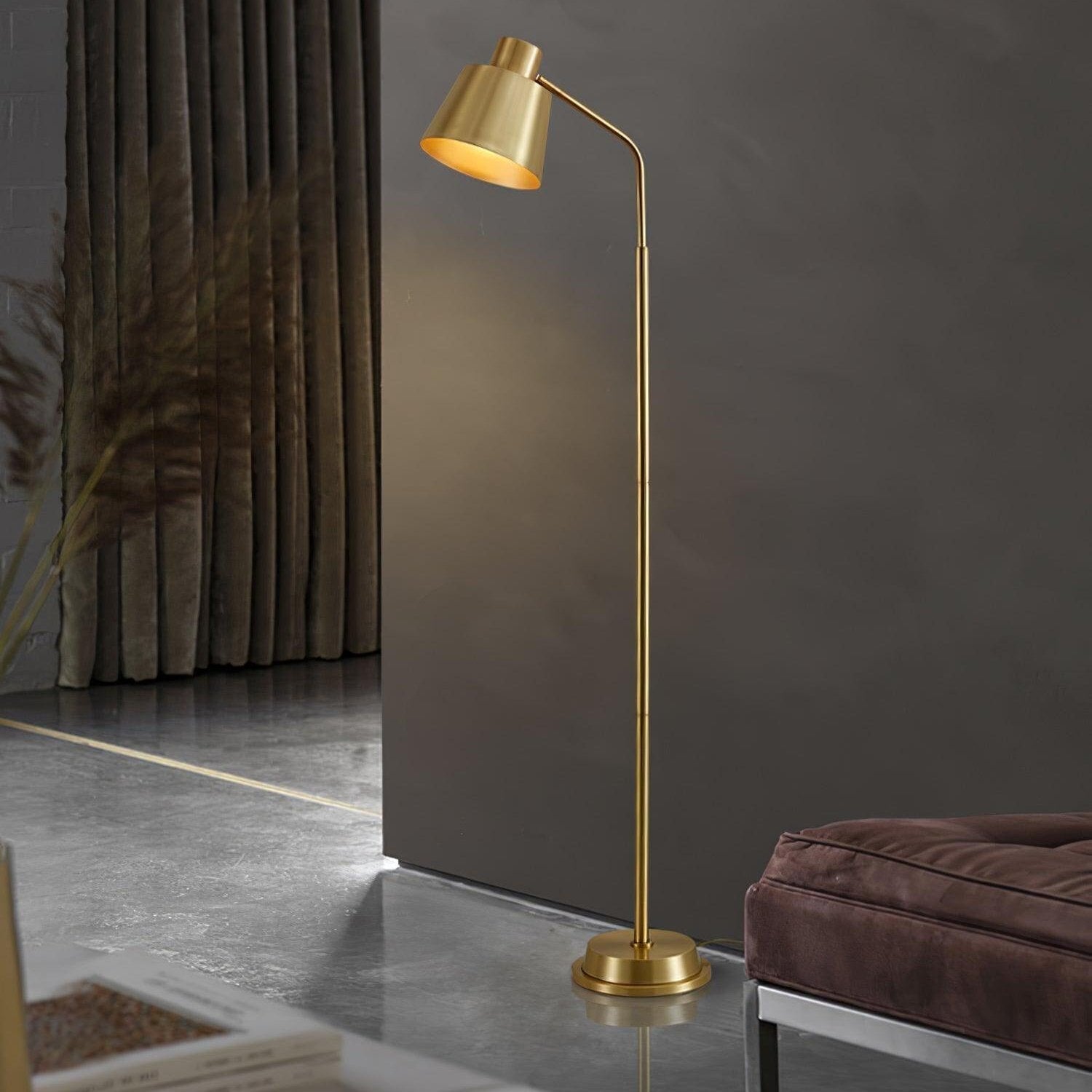 "Elegant gulvlampe i messing med LED, moderne design og luksuriøs finish, passer perfekt for ethvert interiør."
