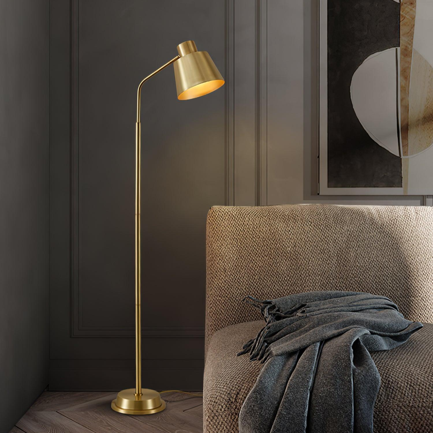 "Elegant gulvlampe i messing med LED, moderne design og luksuriøs finish, passer perfekt for ethvert interiør."