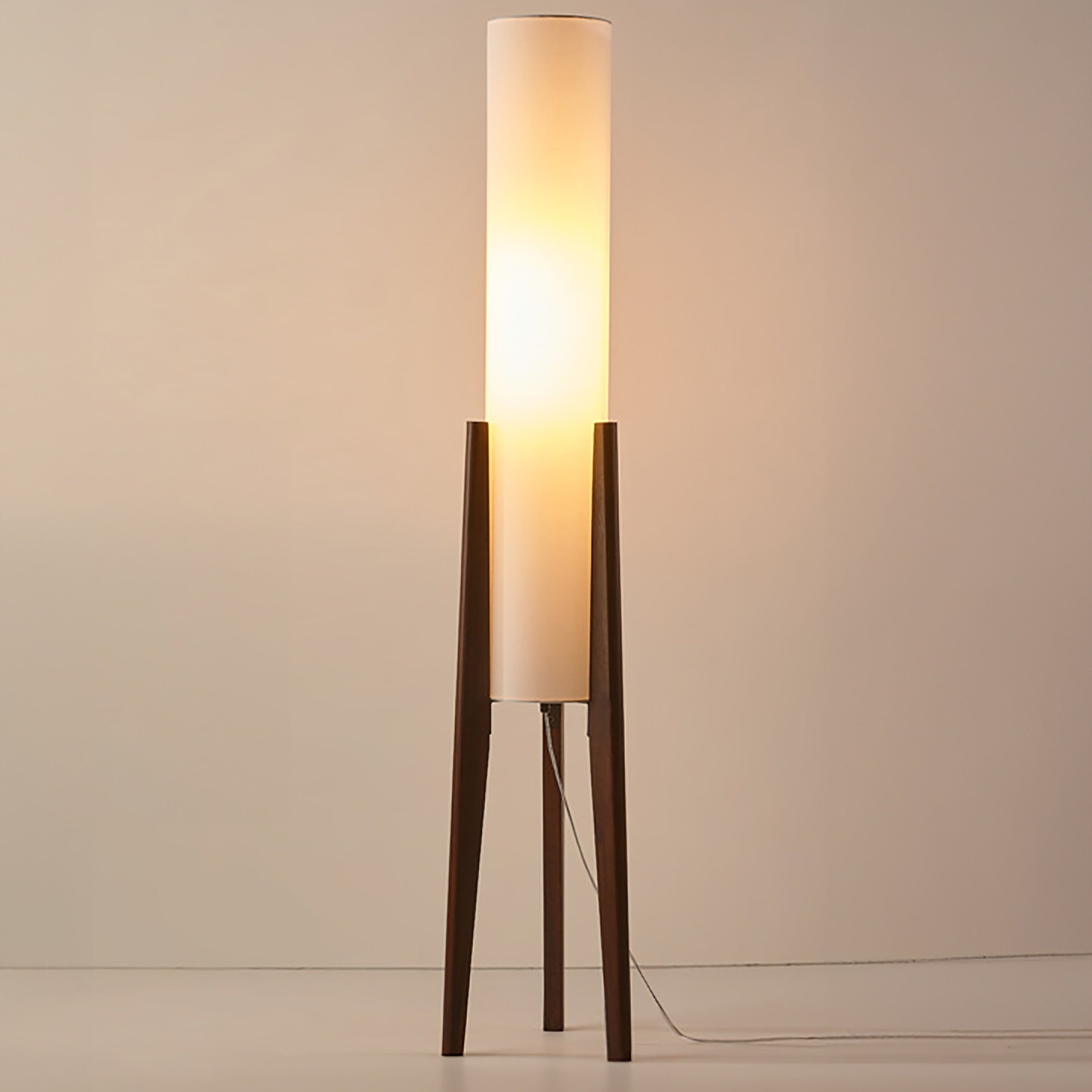 "Elegant gulvlampe i valnøtt med retro og moderne design, LED belysning og stoffskjerm for varm atmosfære."