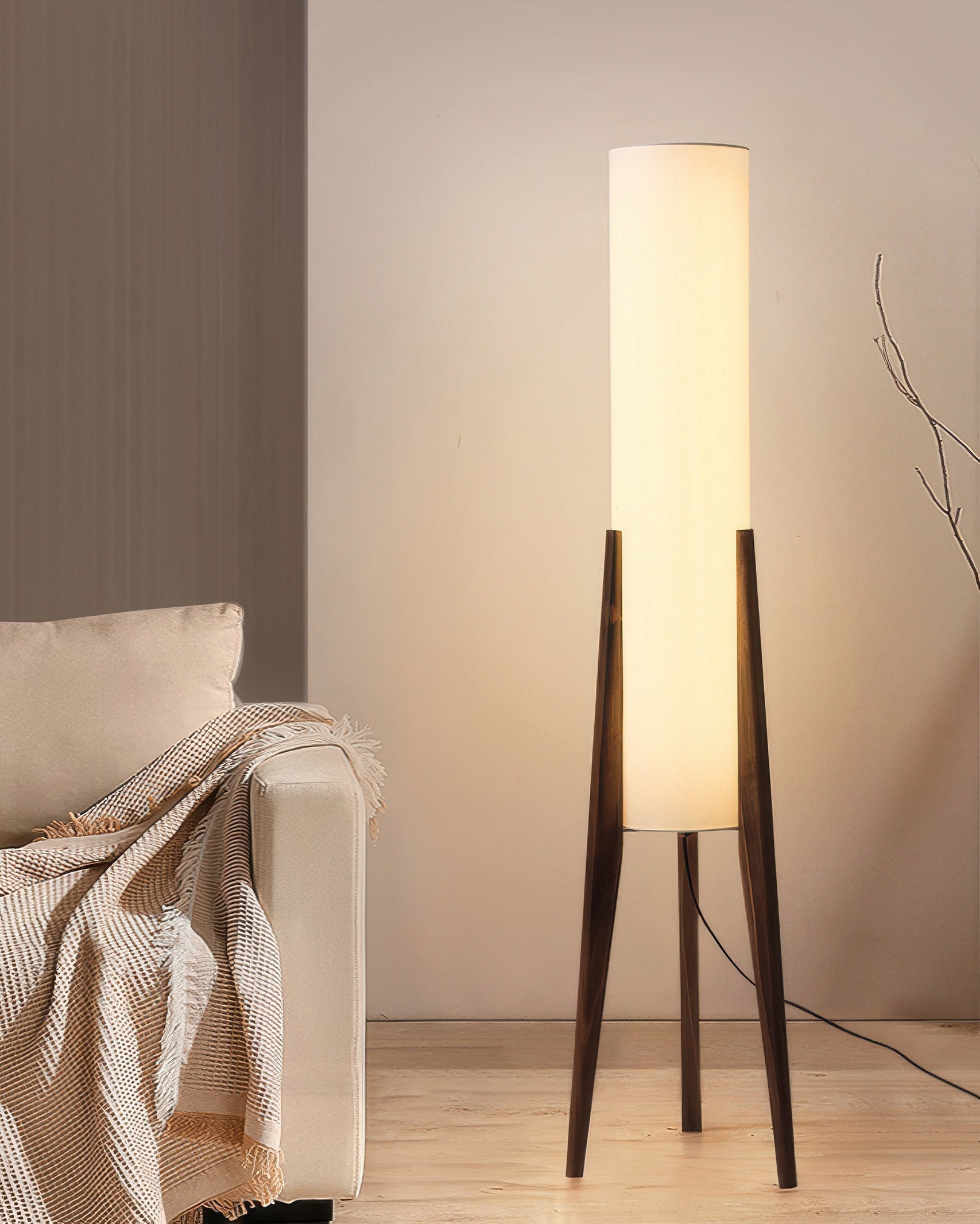 "Elegant gulvlampe i valnøtt med retro og moderne design, LED belysning og stoffskjerm for varm atmosfære."