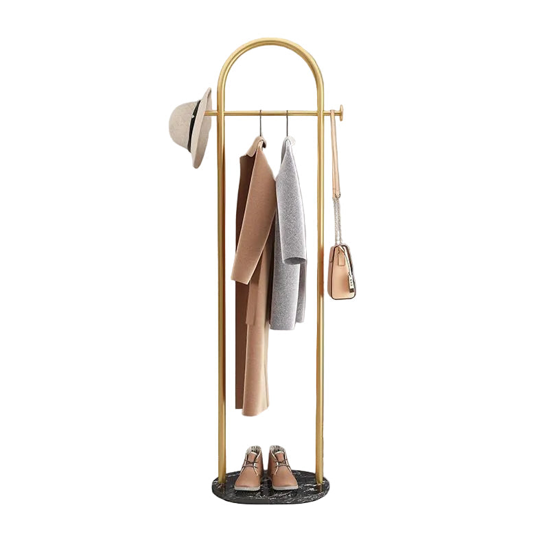 Elegant gyllent frittstående klesstativ med solid hvit marmorbase. Perfekt for stilfull oppbevaring i garderobe.