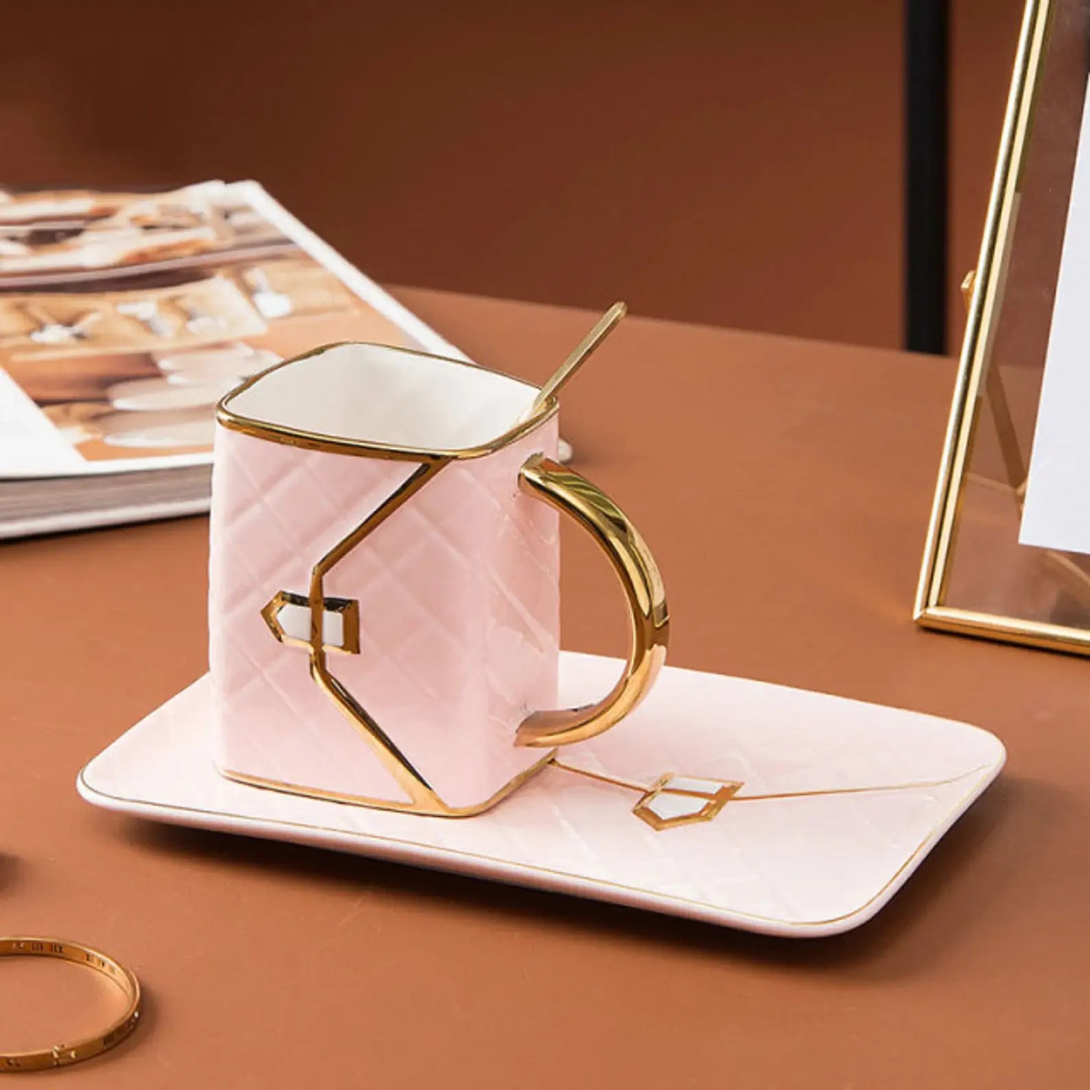 Unikt håndveske kaffesett i elegant keramikk. Ideelt for te og kaffe.