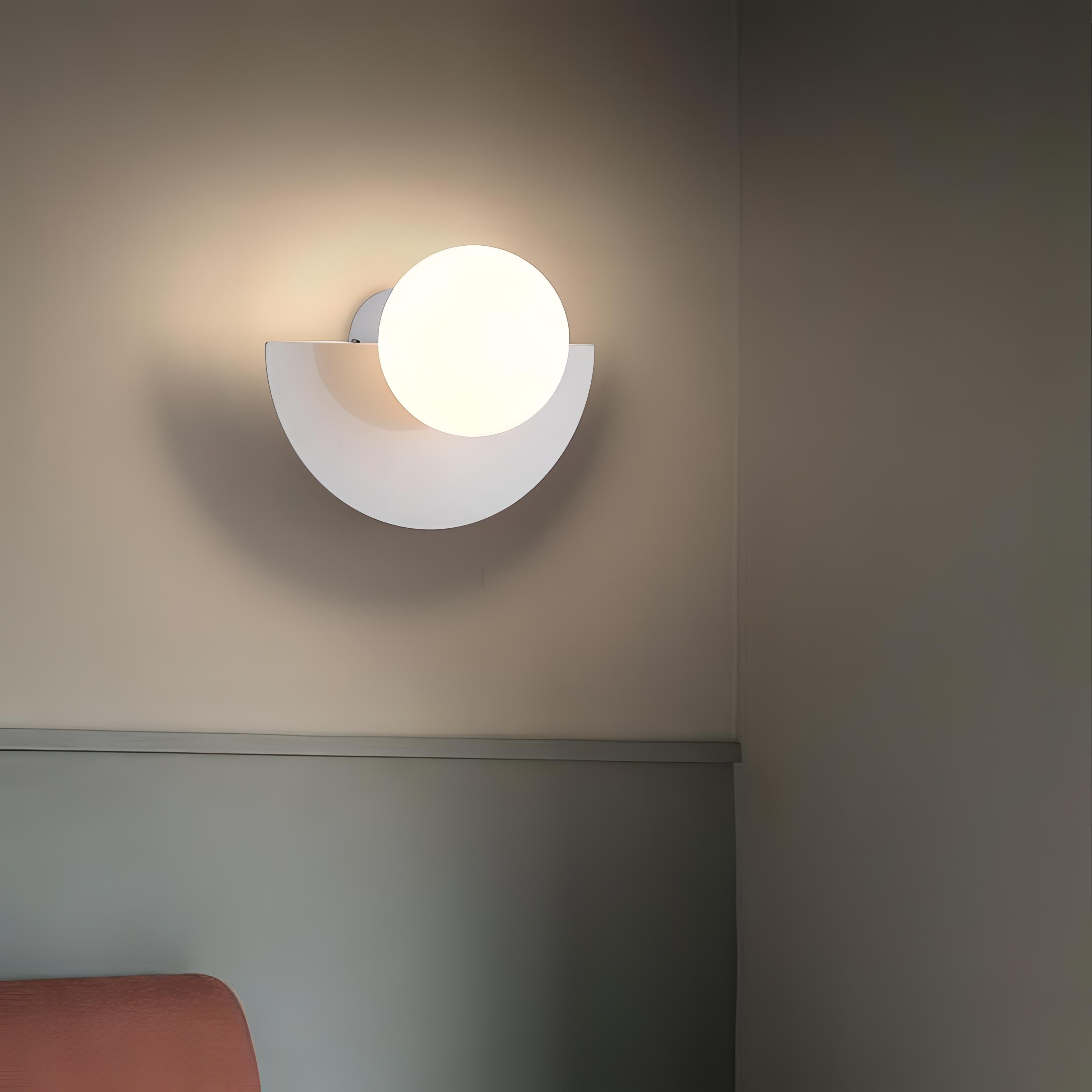 "Elegant halvsirkelformet nordisk LED-vegglampe i flere farger, ideell for moderne belysning i små rom."