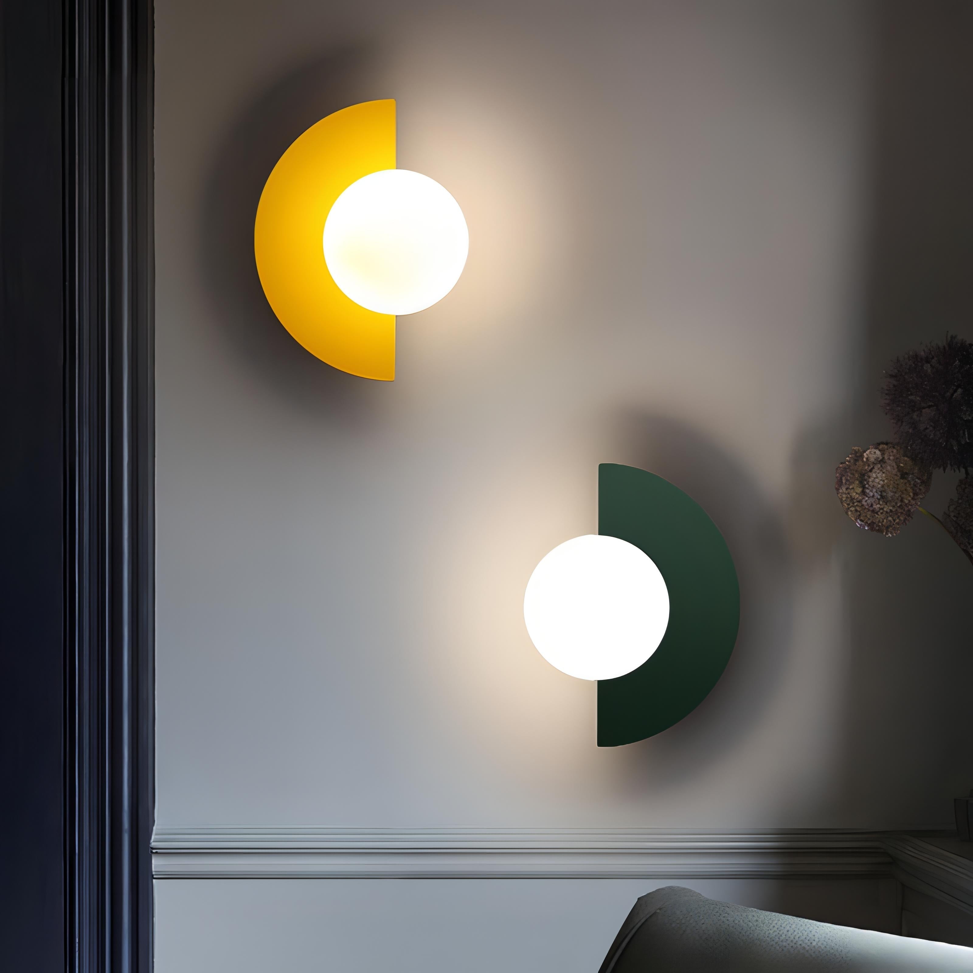 "Elegant halvsirkelformet nordisk LED-vegglampe i flere farger, ideell for moderne belysning i små rom."