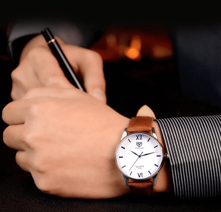 "Elegant herre armbåndsur med tidløs design, skinnrem og romerske tall, gir sofistikert stil til formelle og uformelle antrek