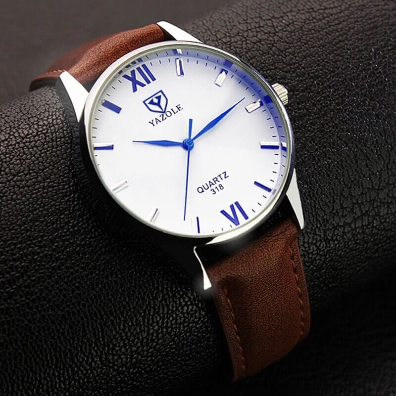"Elegant herre armbåndsur med tidløs design, skinnrem og romerske tall, gir sofistikert stil til formelle og uformelle antrek