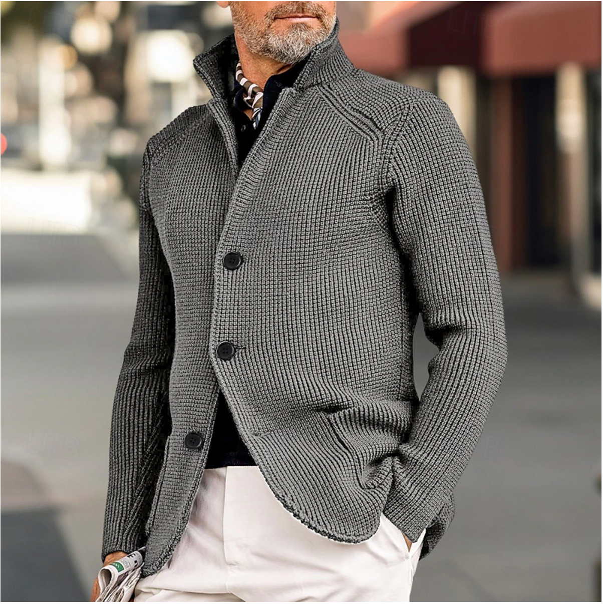 Bakfra-bilde av elegant herre ribbet strikket cardigan som viser passform og design.
