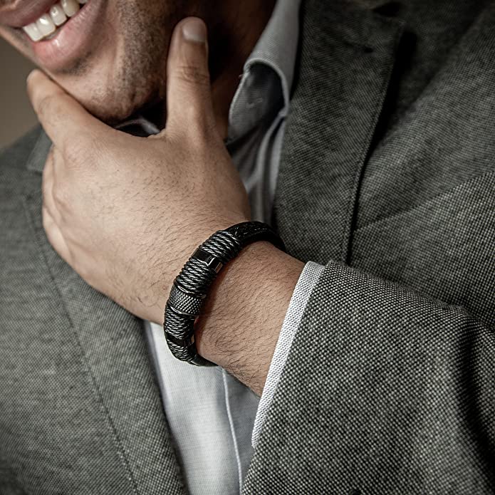 Robust herrearmbånd i svart vevd skinn kombinert med en polert magnetlås i rustfritt stål. Minimalistisk design.