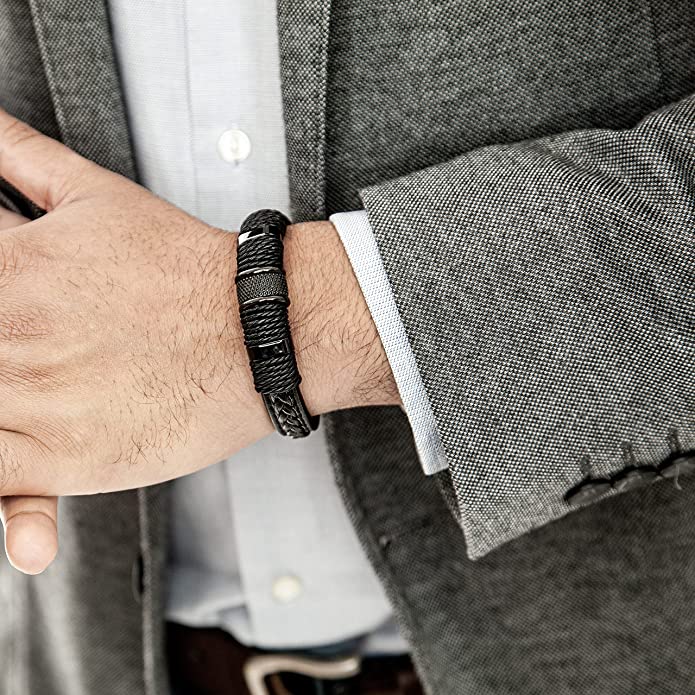 Nærbilde av et herrearmbånd i flettet skinn. Viser den detaljerte vevingen og den funksjonelle magnetlåsen.