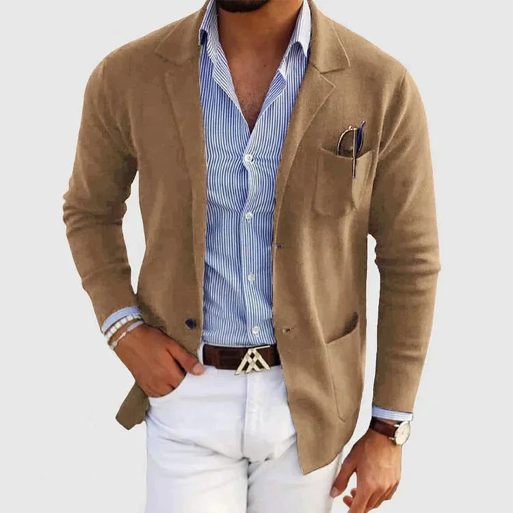 Allsidig herreblazer med jakkekrage, egnet for både elegant hverdagsbruk og mer formelle antrekk.