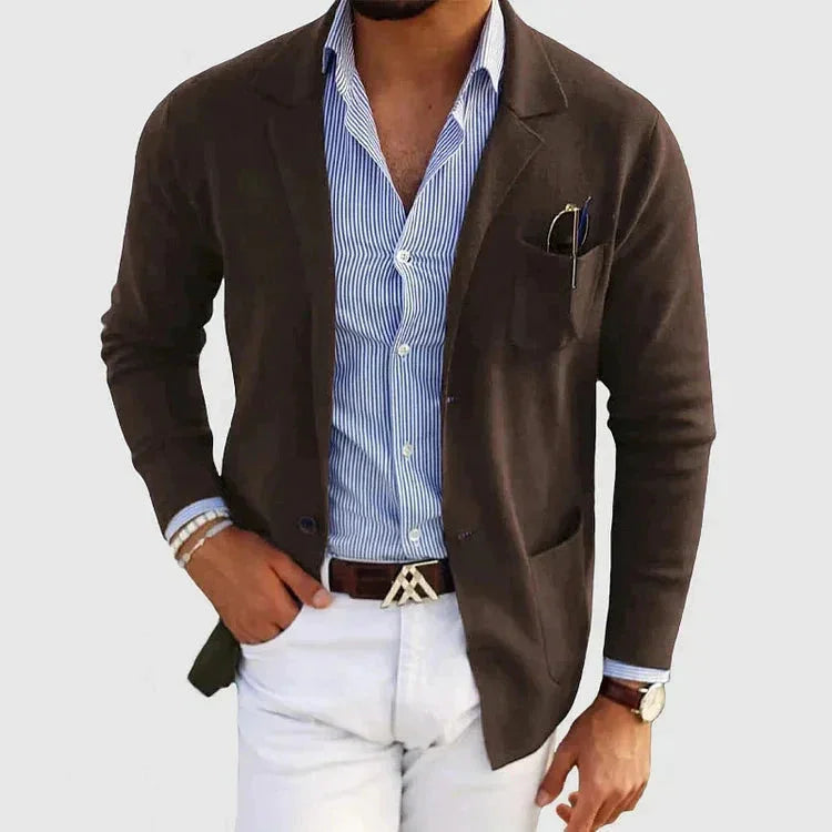 Bakside av herreblazer, viser den strømlinjeformede silhuetten og hvordan den faller elegant, med klassisk jakkekrage.