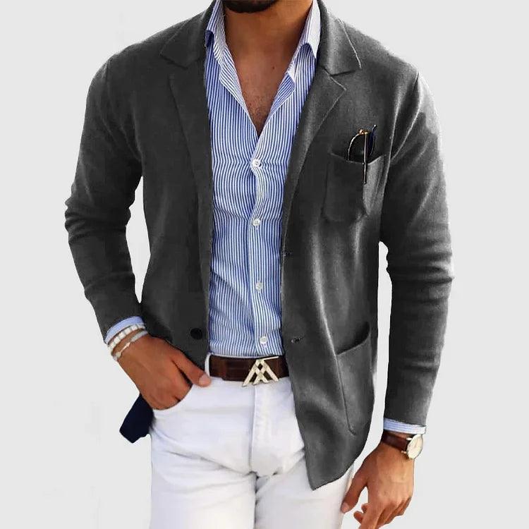 "Elegant herrecardigan i klassisk design med krage og lommer, tilgjengelig i mange farger for stilfull komfort."