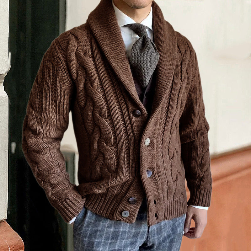 Maskulin strikket cardigan i marineblå merinoull, allsidig for både formell og uformell bruk.
