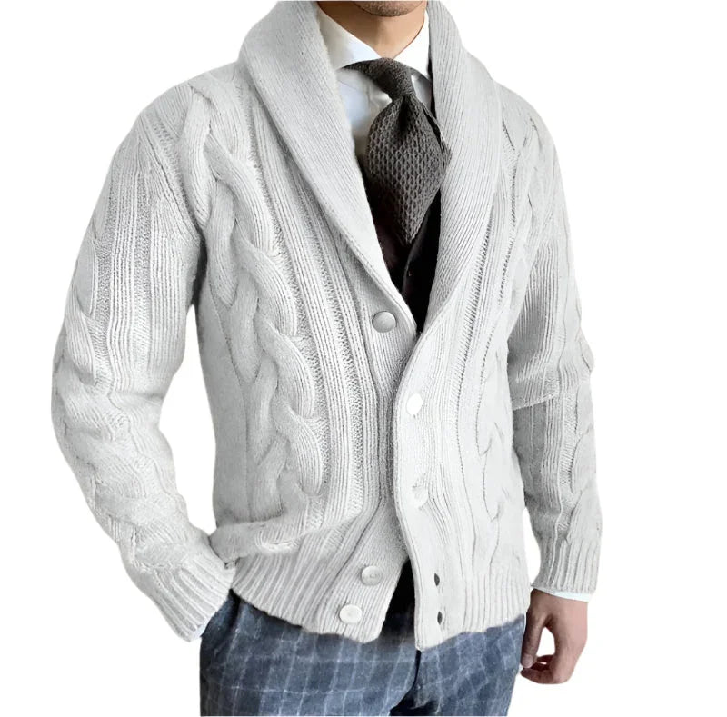 Mann kledd i en stilig lag-på-lag herrecardigan jakke i merinoull, klar for vinterklær.