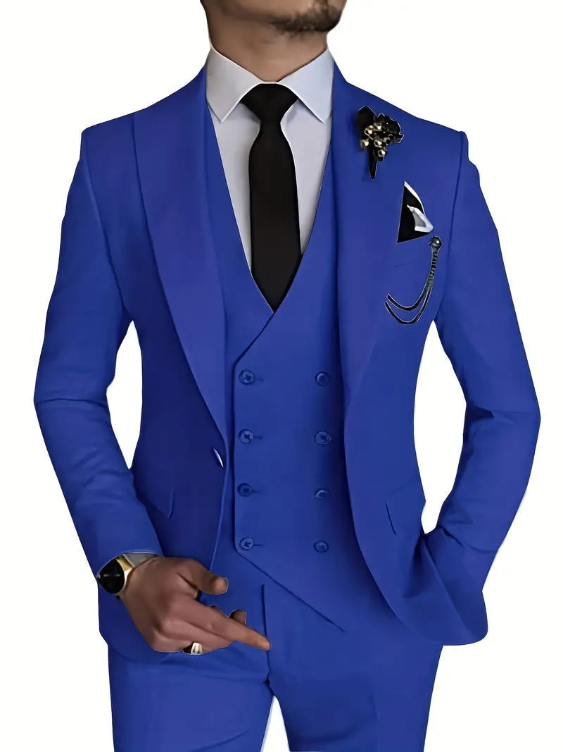Mann poserer i et formelt herredresssett, viser frem den elegante passformen og stilen.