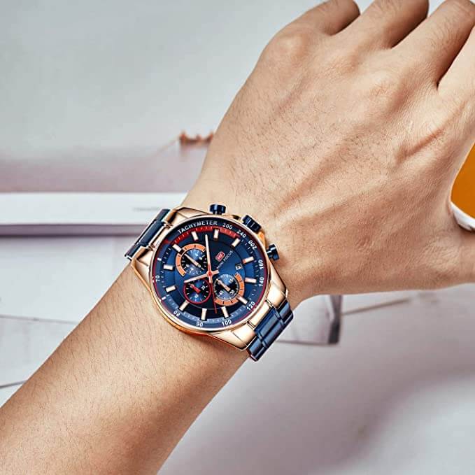 Stilig armbåndsur i rustfritt stål, elegant design med kvartsverk og kronograf-funksjon for menn.