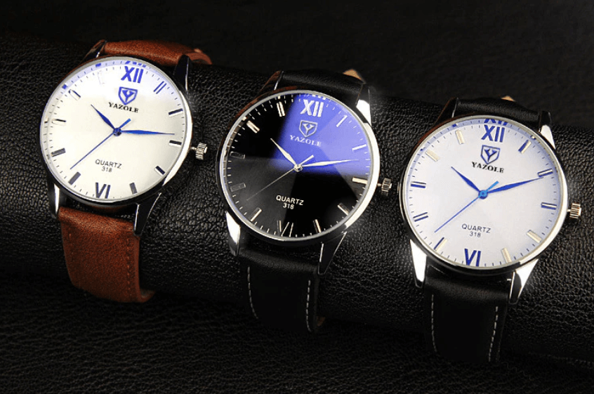 Klassisk armbåndsur, kvartsur, med sort urskive og brun skinnreim, et elegant og funksjonelt tilbehør.
