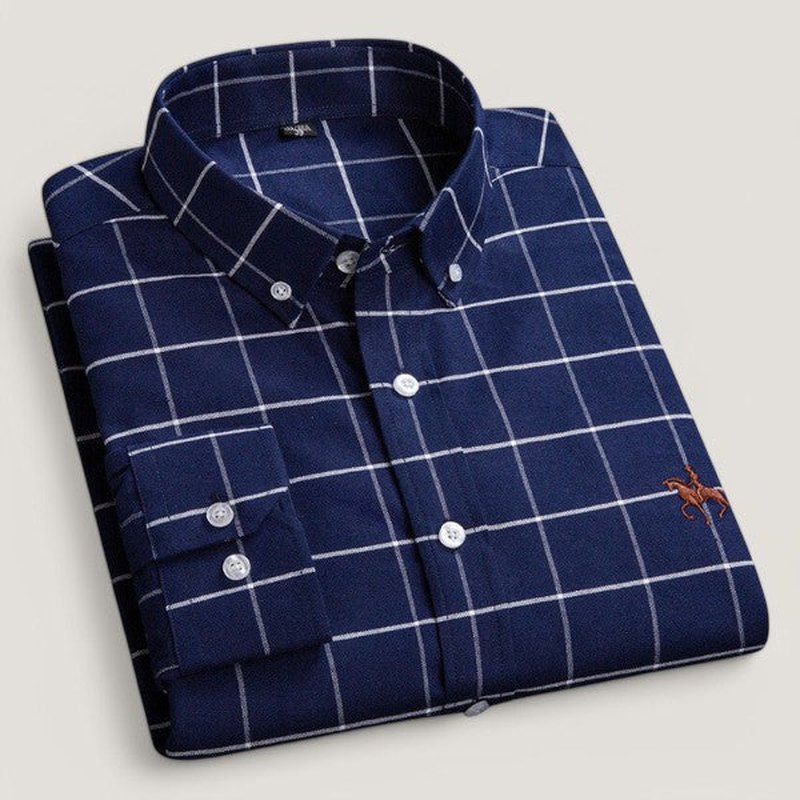 Teksturert bilde av stoffet på en langermet herreskjorte, bomullsblanding, som fremhever kvalitet og stil.