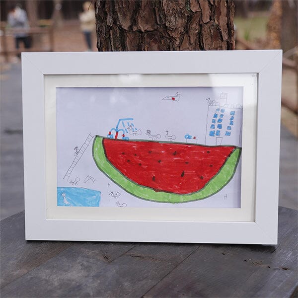 "Elegant, hvit 10x12,5 ramme for barnekunst, med glassfront og magnetlukking, ideell for tegninger og malerier."