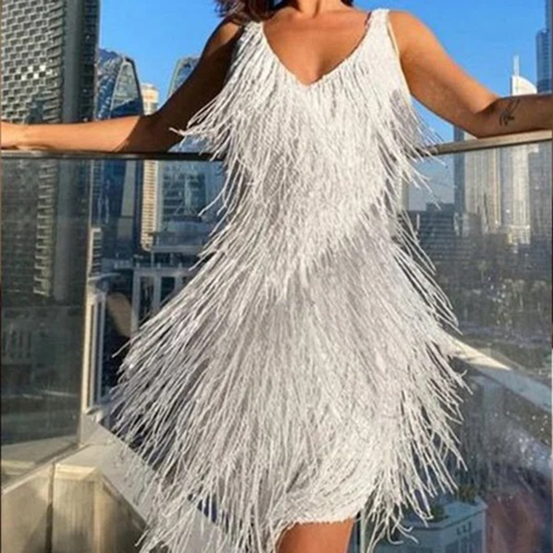 Elegant hvit sommerminikjole med dusker i flapper stil, perfekt for festlige anledninger. Komfortabelt polyesterstoff.