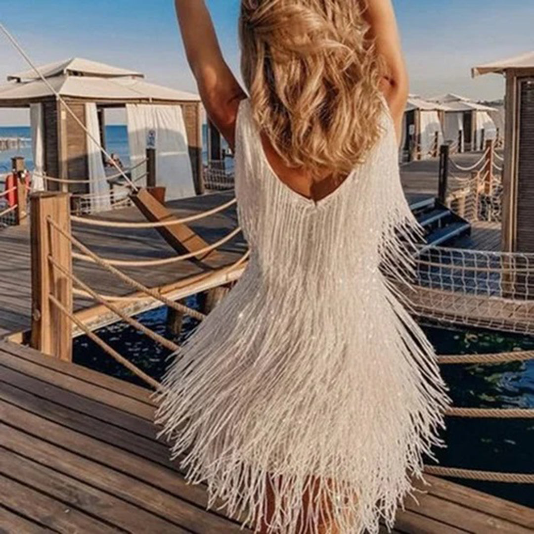 Elegant hvit sommerminikjole med dusker i flapper stil, perfekt for festlige anledninger. Komfortabelt polyesterstoff.