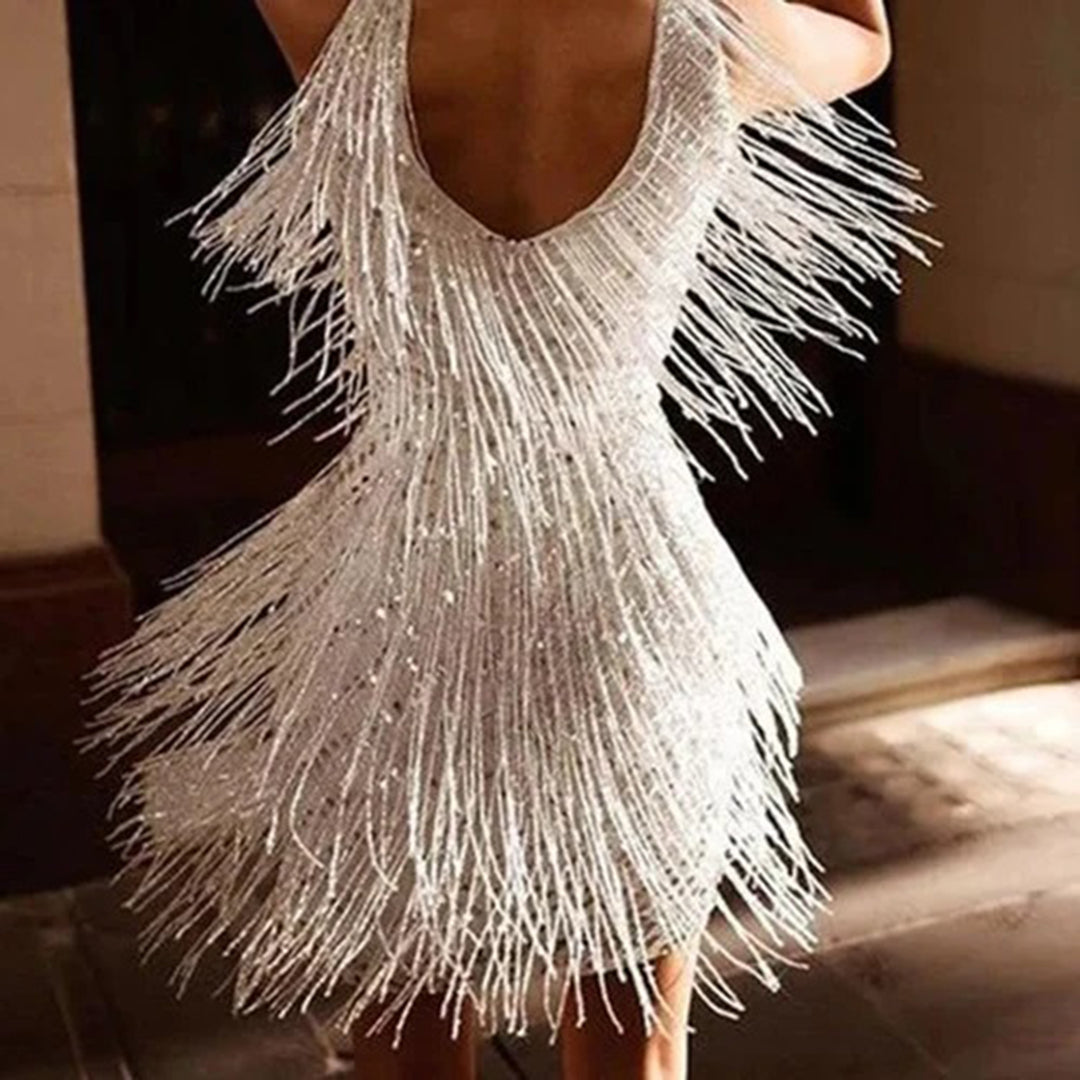 Elegant hvit sommerminikjole med dusker i flapper stil, perfekt for festlige anledninger. Komfortabelt polyesterstoff.