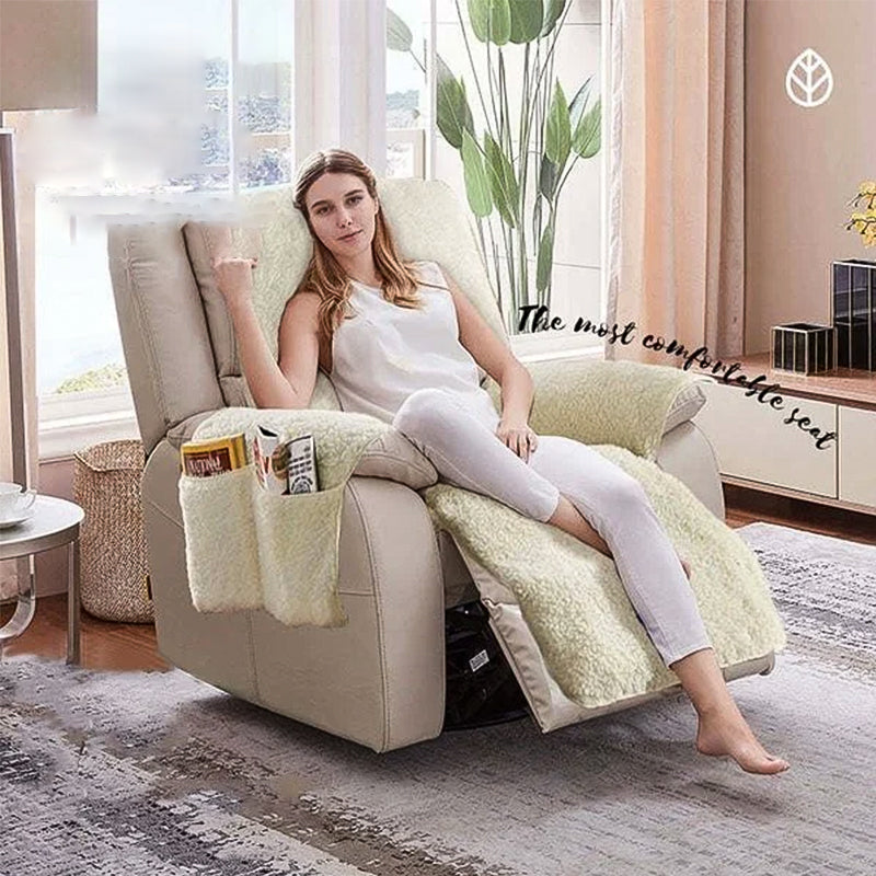 "Elegant hvitestoltrekk i lys grå polyester, gir myk komfort og stil, perfekt for enhver stue."