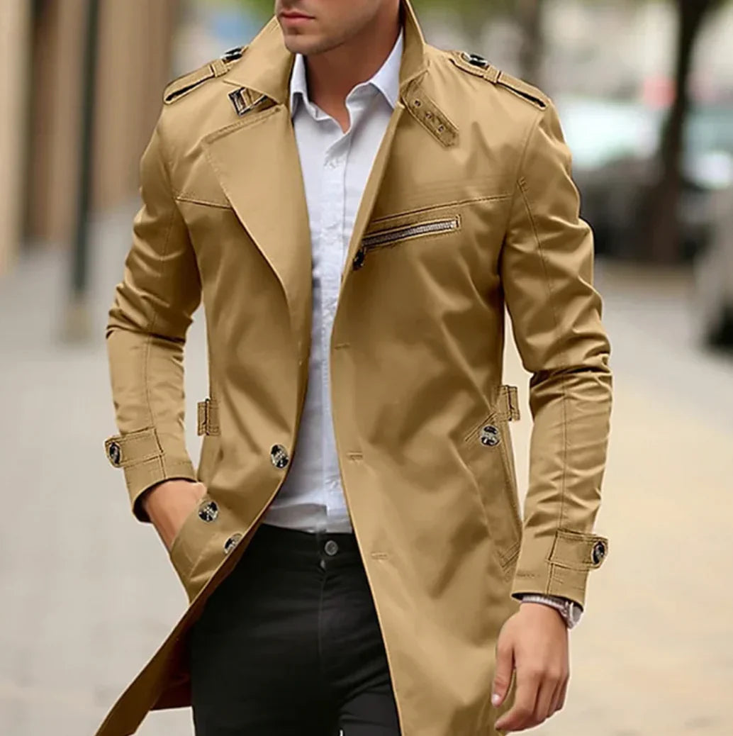 "Elegant italiensk herretrenchcoat i beige, stilrent og moderne design for kjølige vårdager, høy komfort."