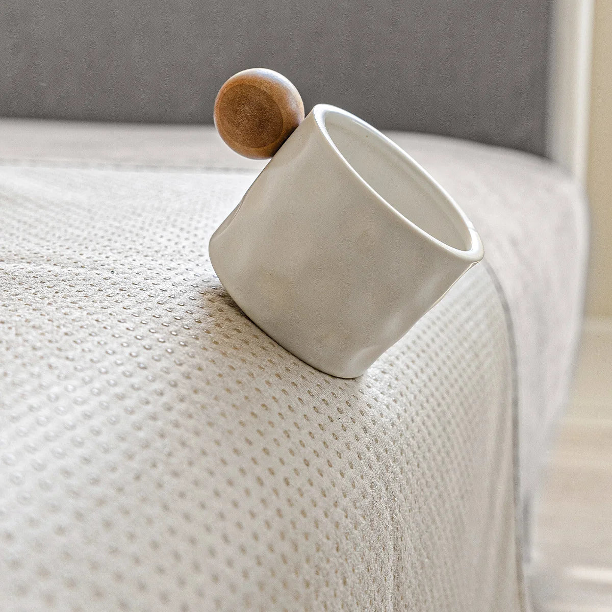 Mykt Jacquard benktrekk i stuen, et allsidig sofatrekk som gir både komfort og møbelbeskyttelse.