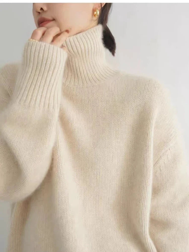"Elegant kashmirgenser med høy turtleneck for dame, myk og komfortabel, perfekt for høst og vinter."