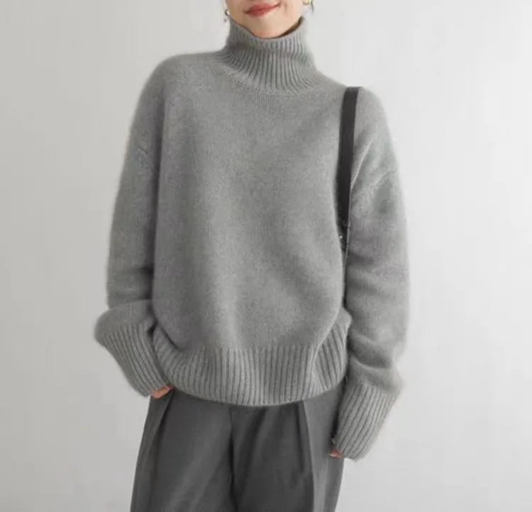 "Elegant kashmirgenser med høy turtleneck for dame, myk og komfortabel, perfekt for høst og vinter."