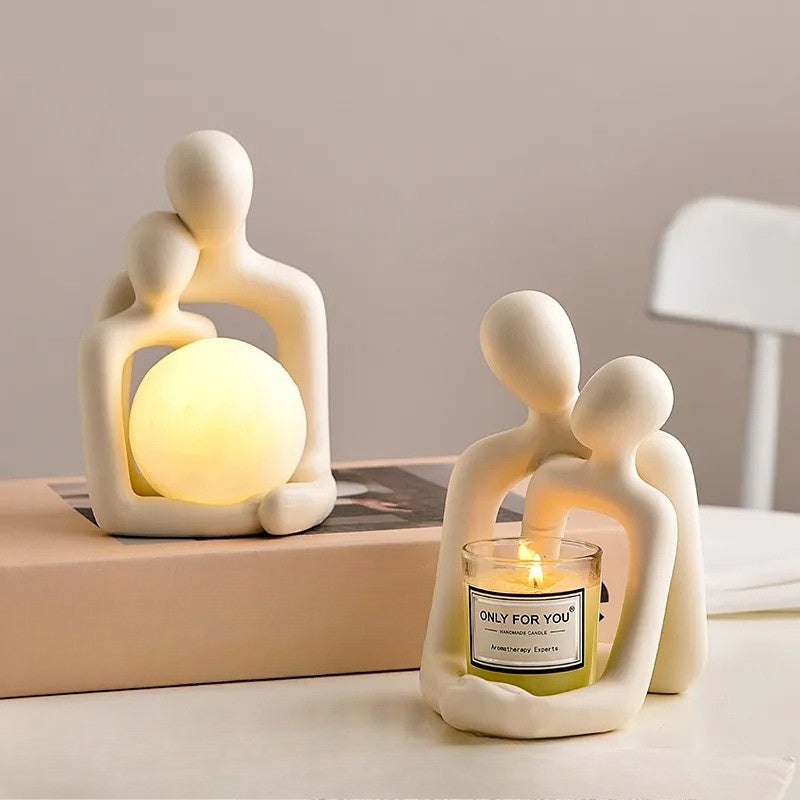 Hvit, håndlaget keramisk stemningslys med unikt design, perfekt dekorasjon for stuen eller soverommet.