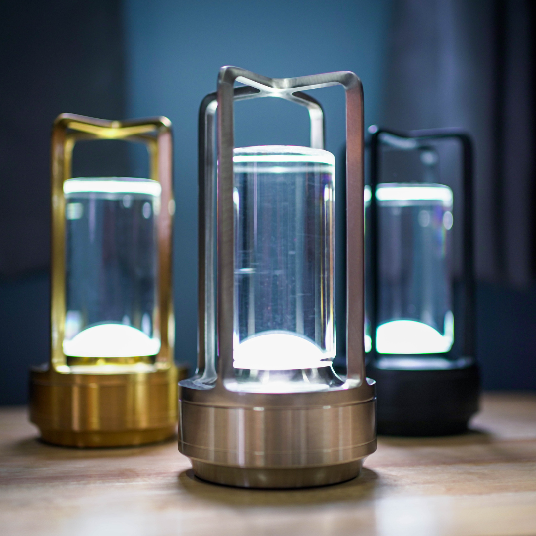 "Elegant krystall lykt med trådløs funksjonalitet i gullfarget design, perfekt for både innendørs og utendørs bruk."