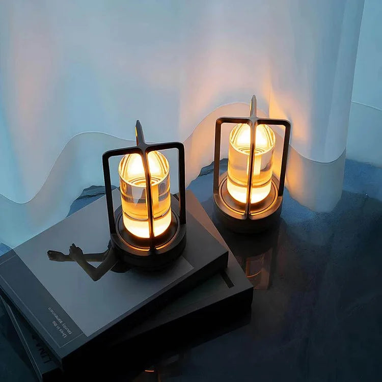 "Elegant krystall lykt med trådløs funksjonalitet i gullfarget design, perfekt for både innendørs og utendørs bruk."