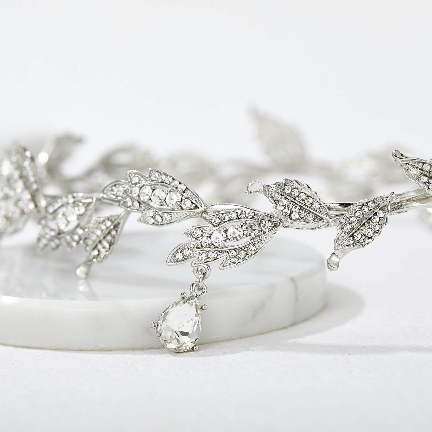 Luksuriøs dame tiara, krystallkrone i gull med skinnende rhinestones, et statement hårpynt.