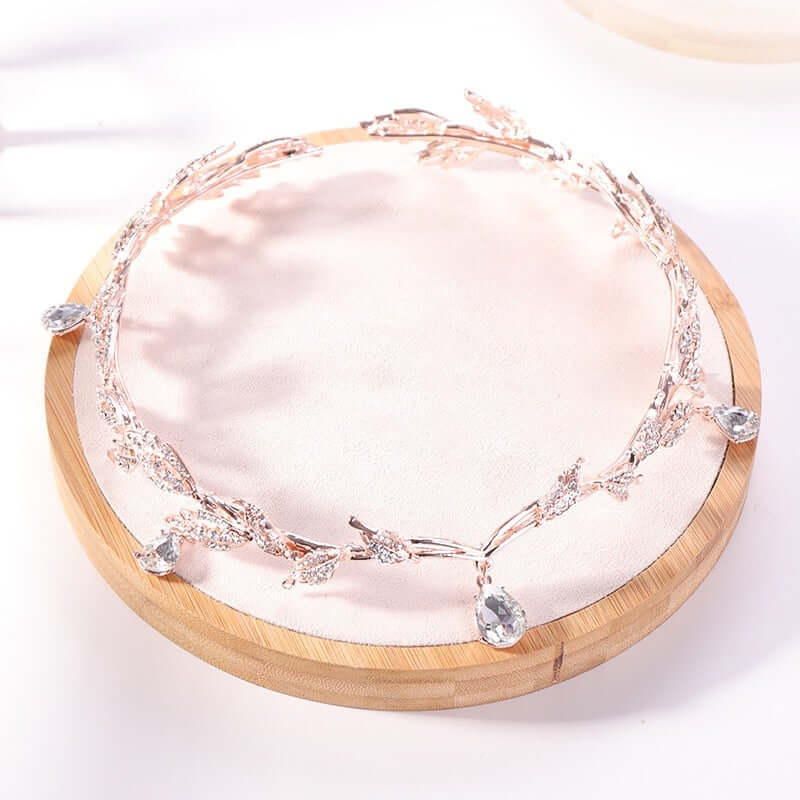 Detaljert bilde av en rosegull krystallkrone tiara, ideell hårpynt for dame på bryllupsfest.