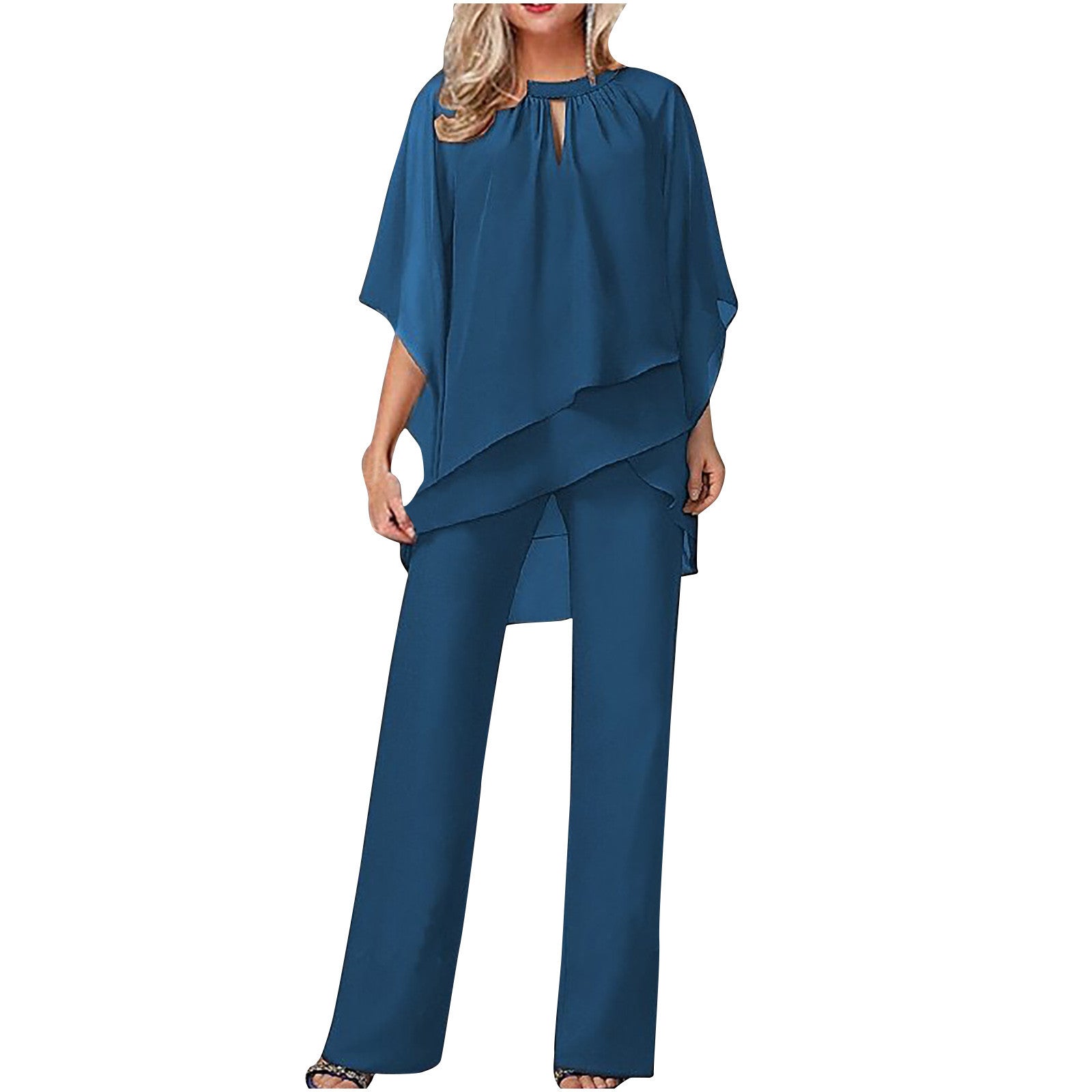 Moteklær: Kvinneensemble med asymmetrisk topp og vide bukser for en elegant look.