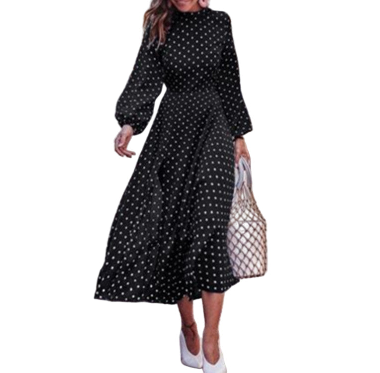 Elegant kvinne maxikjole i polkadotmønster med lange ermer, perfekt for både fest og hverdag.