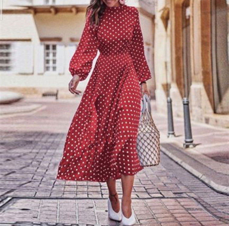 Stilig langermet maxikjole med klassisk polkadot-mønster for kvinner, ideell som fest- eller hverdagskjole.