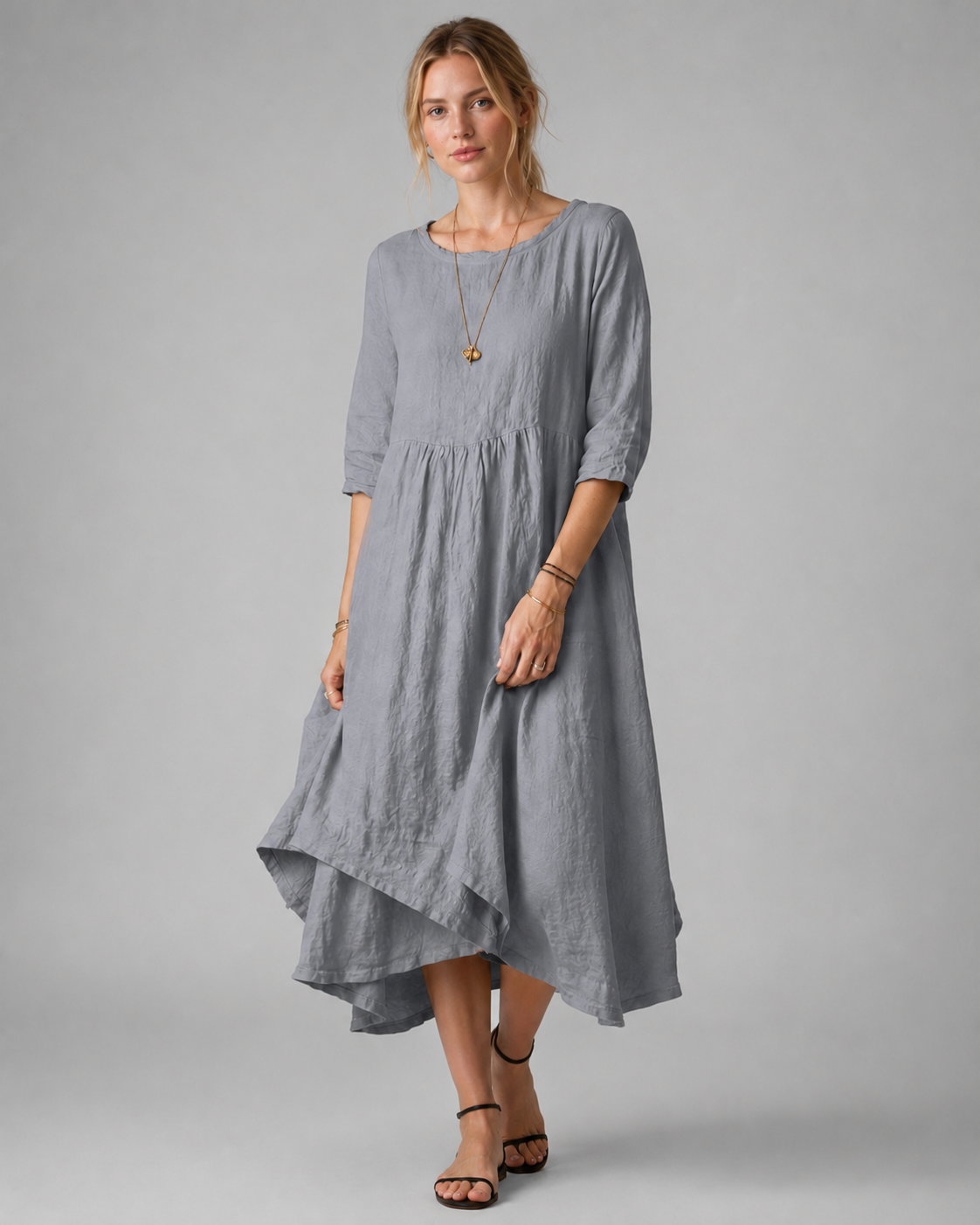 Kvinne midikjole med albuelange ermer og vintage-inspirert design. Ideell som elegant sommerkjole eller festkjole.