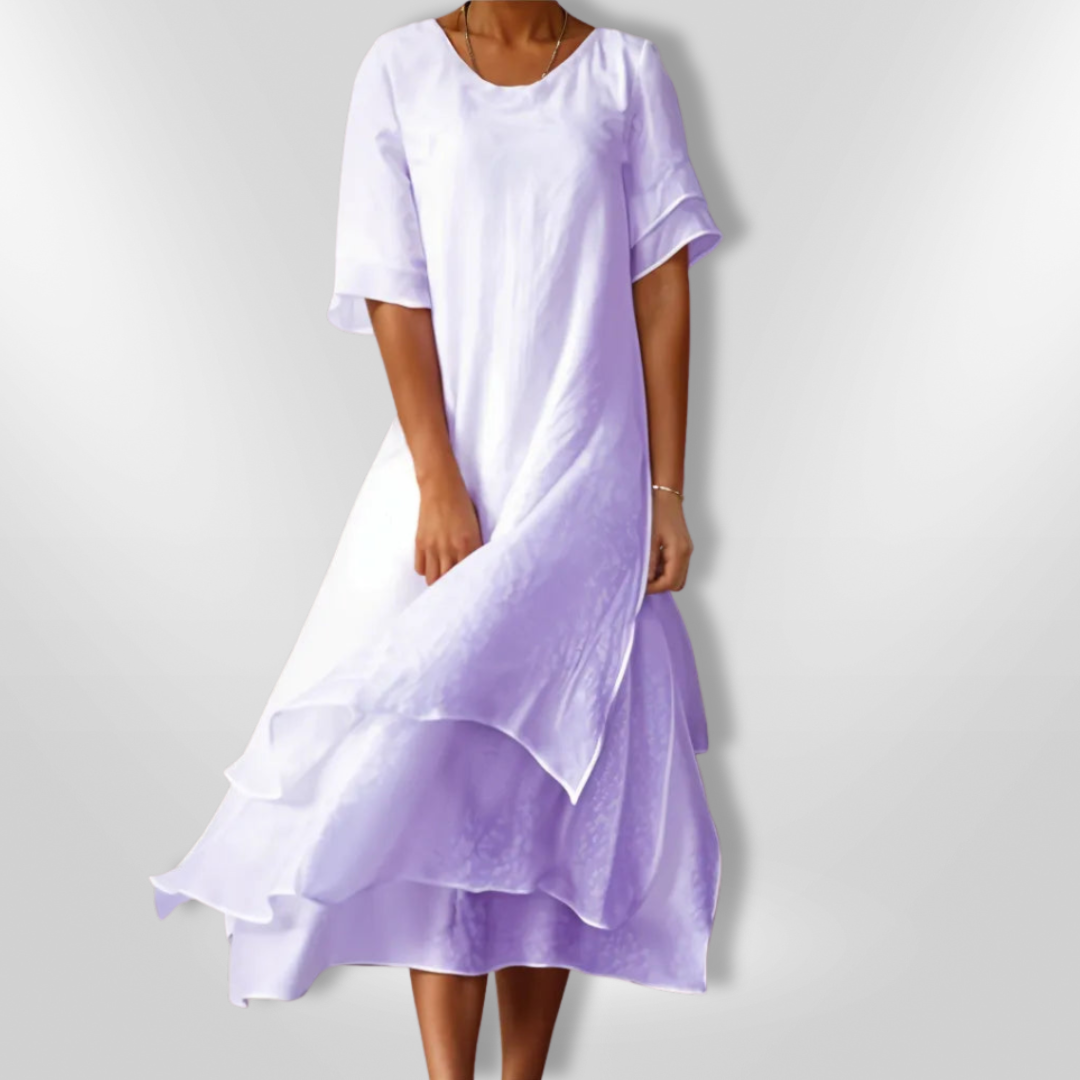 Helbilde av elegant kvinne robe i komfortabel lett bomull. Perfekt sommerkjole med 3/4 ermer.