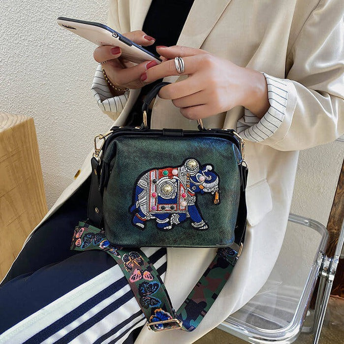 Unik kvinneveske: Broderi av mandala-mønster på en trendy skulderveske, et must-have tilbehør.