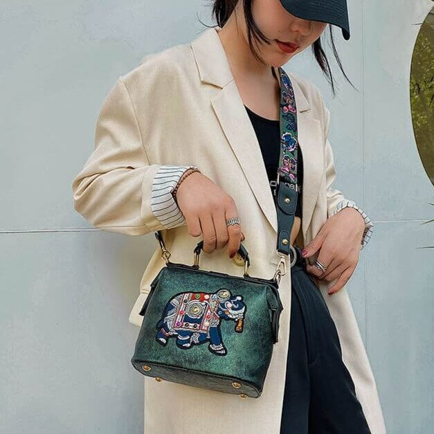 Trendy kvinneveske med detaljert mandala-mønster, utmerket som skulderveske eller håndveske.