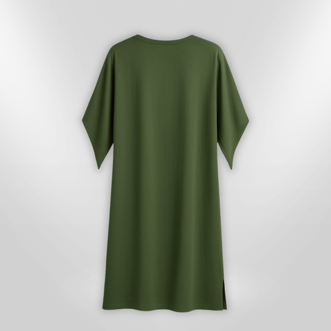Flytende, lang kjole for kvinner med elegant drapert design. Komfortabel og chic til enhver anledning.