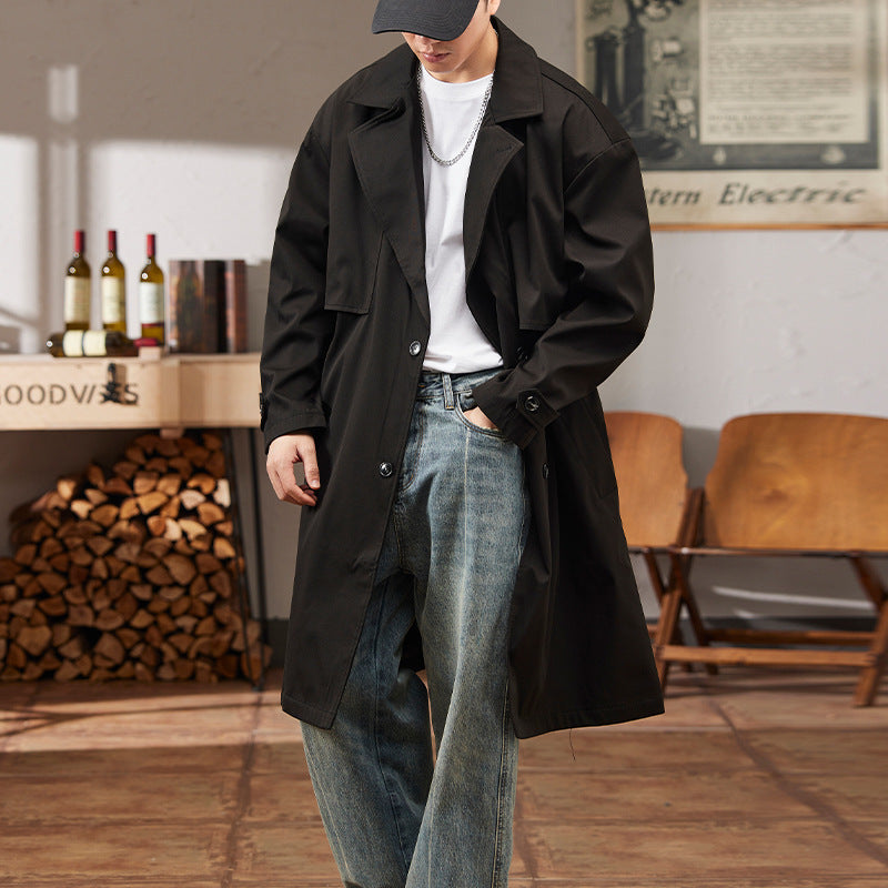 "Elegant lang herre trenchcoat med justerbar passform, sett forfra. Perfekt for moderne stil og værbeskyttelse."