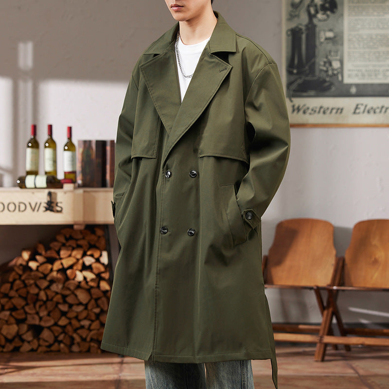 "Elegant lang herre trenchcoat med justerbar passform, sett forfra. Perfekt for moderne stil og værbeskyttelse."