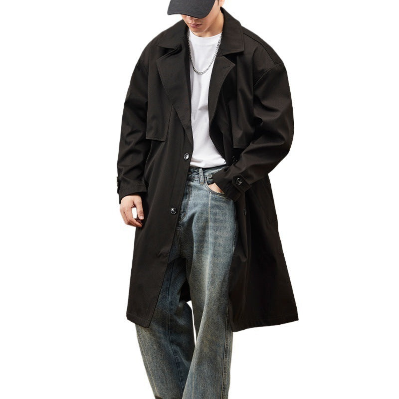 "Elegant lang herre trenchcoat med justerbar passform, sett forfra. Perfekt for moderne stil og værbeskyttelse."