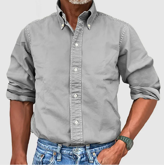 Stilig langermet herreskjorte. Komfortabel og pustende, ideell for casual sommerdager og fritid.