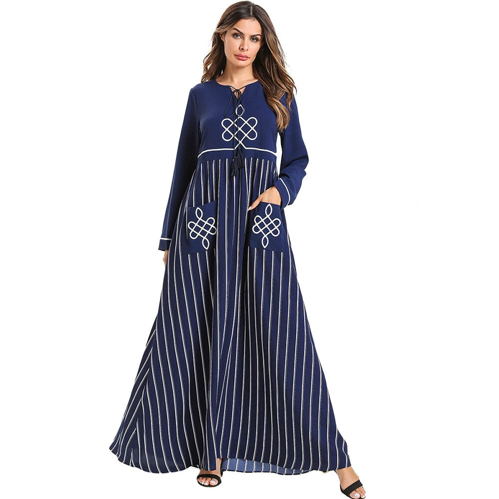 Elegant langermet kaftan maxikjole for dame med flytende stoff, perfekt for sommerferie.