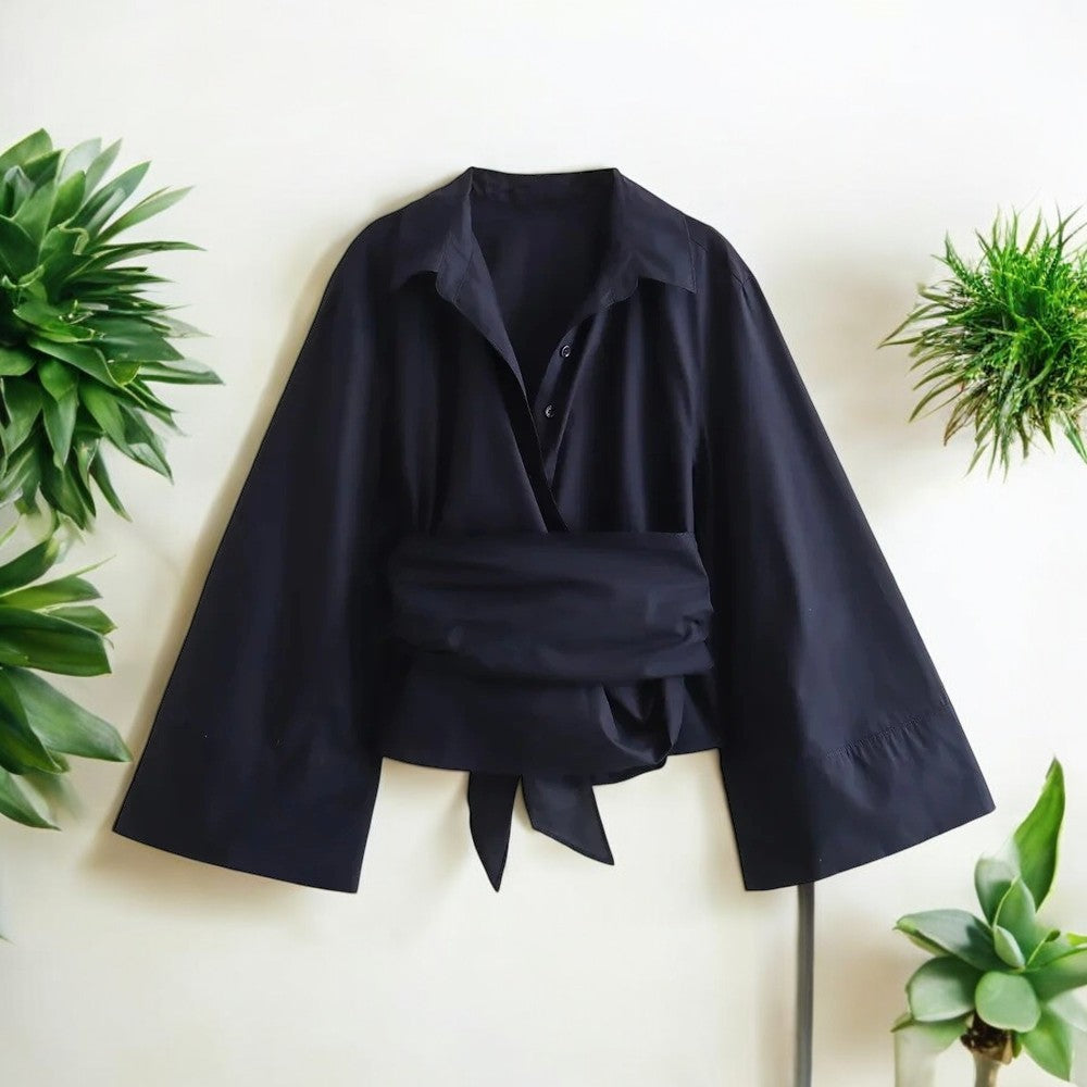 "Elegant langermet kimonobluse for kvinner med sløyfedetalj, i mykt, lett stoff, perfekt for både hverdag og formelle anledni